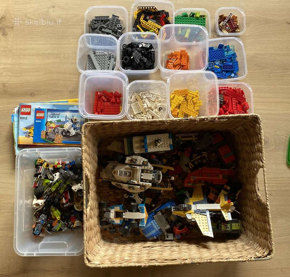 Parduodami Lego rinkiniai bei dėtalės