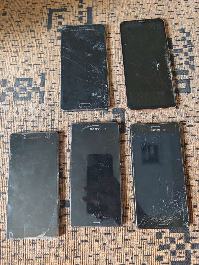 Sony Xperia 3vnt, Samsung S9+ , Mate 9 Porsche ed