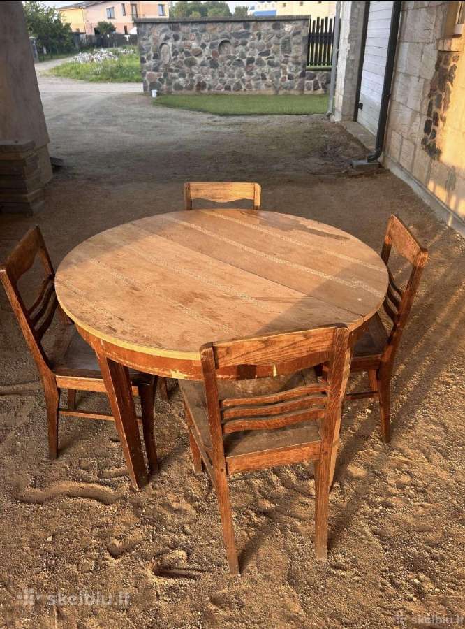 Stalas su kėdemis