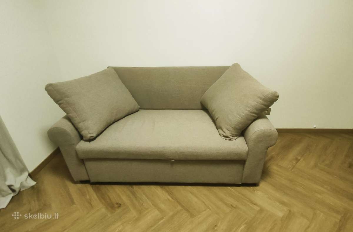 Parduodama naudota sofa su miegama dalimi.