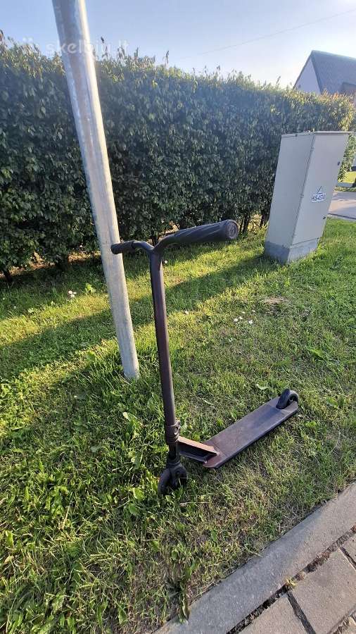 Paspirtukas pastatytas iš skirtingu dalių