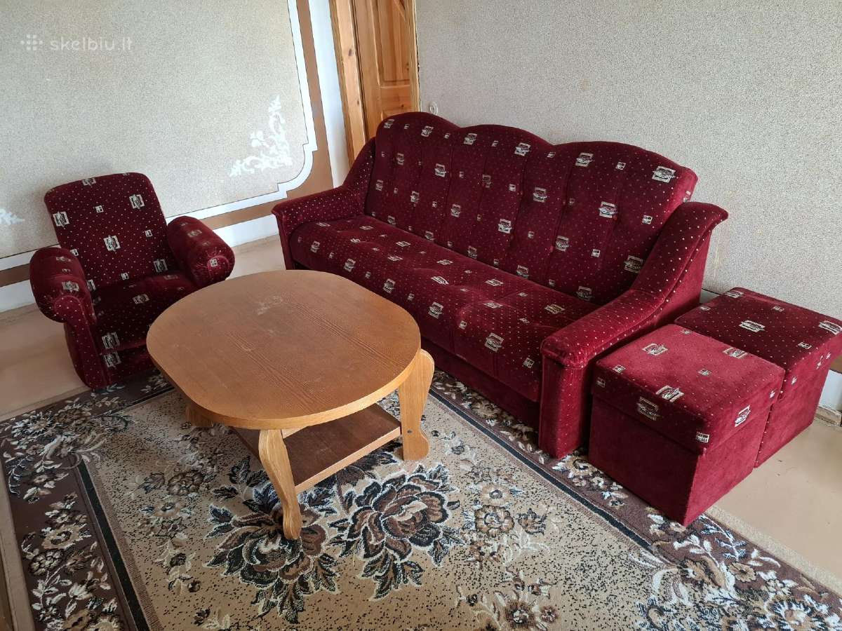 Sofa-lova; foteliai su pufais