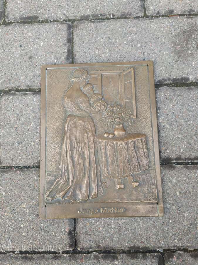 Bareljefas motinai bronza