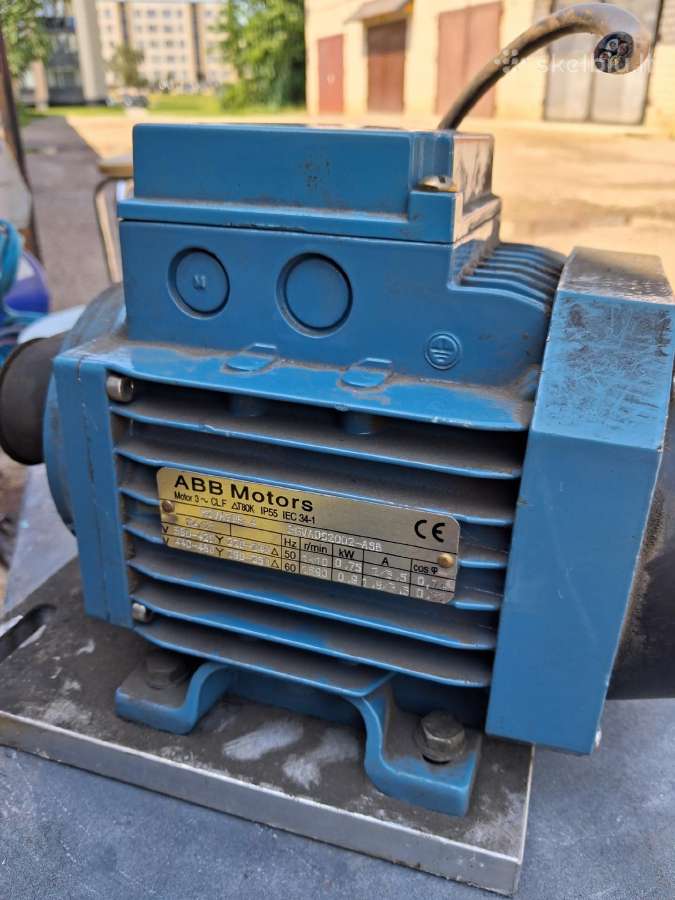 Trifazis su elektrine stabdymo funkcija