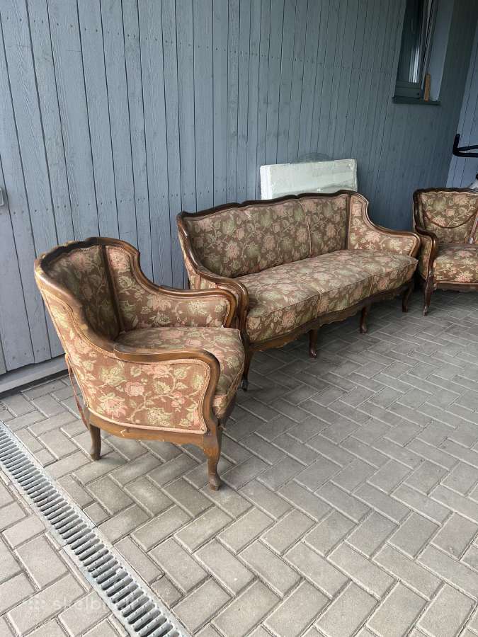 Senovinė sofa ir du foteliukai
