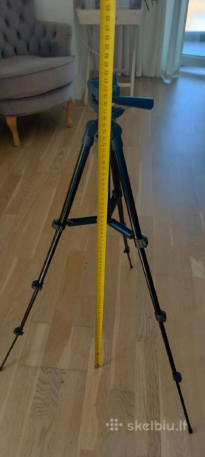 Jdkj trikojis veiksmo kamerai. Aukštis apie 80 cm.