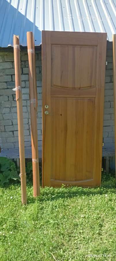 Sunkios masyvo vidaus durys
