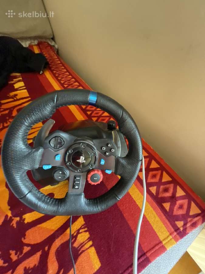 Logitech G29 vairas su pedalais ir pavarų dežė.