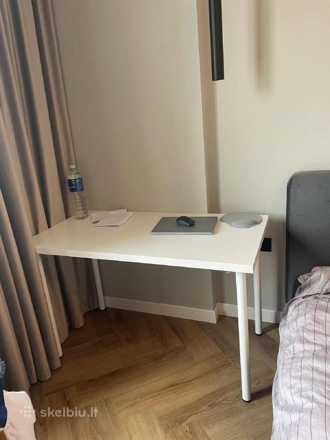 Baltas Ikea darbo / mokymosi stalas