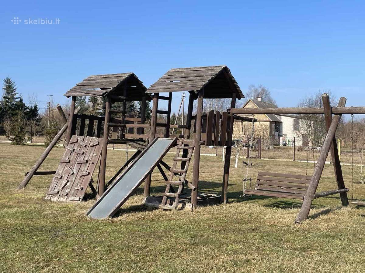 Dovanoju vaiku laipynę su čiuožykla