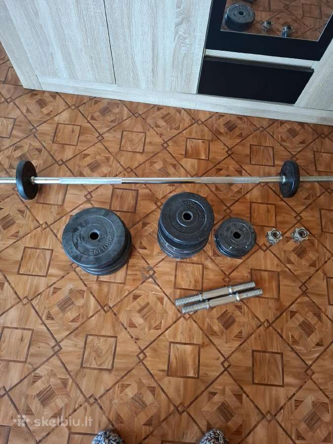 Parduodamas štangos ir hantelių komplektas