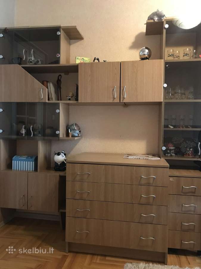 Komoda, stalčių blokas ir sieninės lentynos