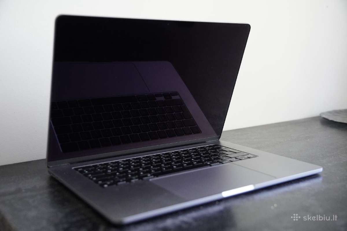 MacBook Air 15" M3 24gb RAM 96% baterija