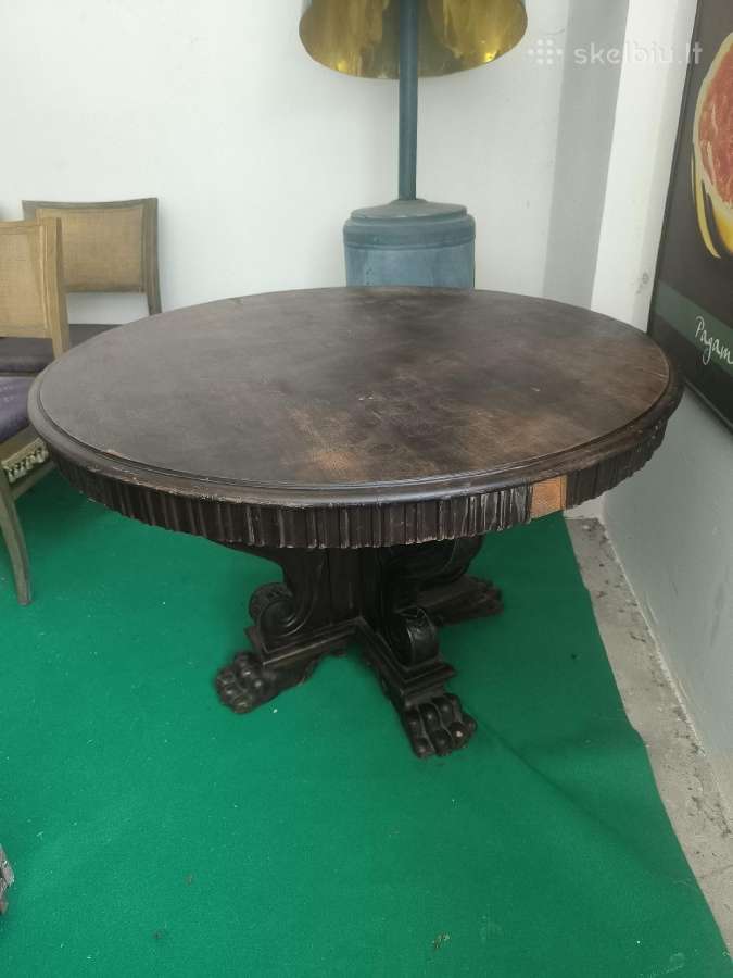 Apvalus valgomojo stalas su liūto koja