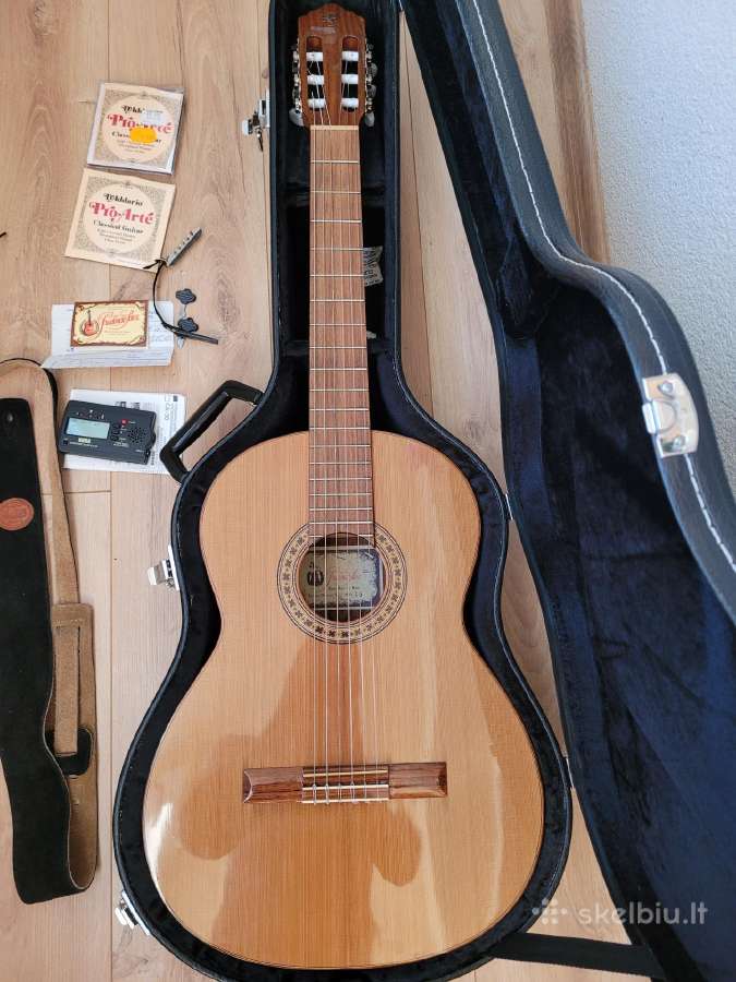 Parduodama apynaujė klasikinė gitara su priedais