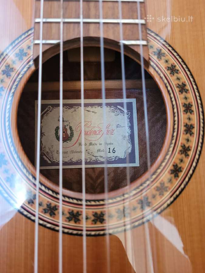 Parduodama apynaujė klasikinė gitara su priedais - nuotraukos Nr. 4