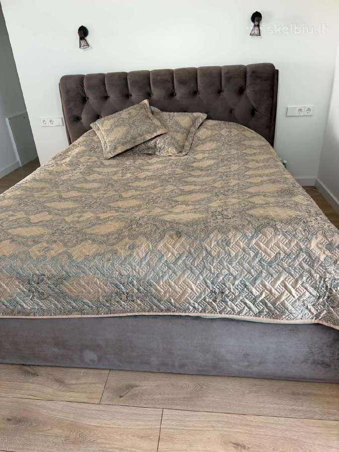 Lova su čiužiniu. 1.80m x 2.00m su patalines dėže