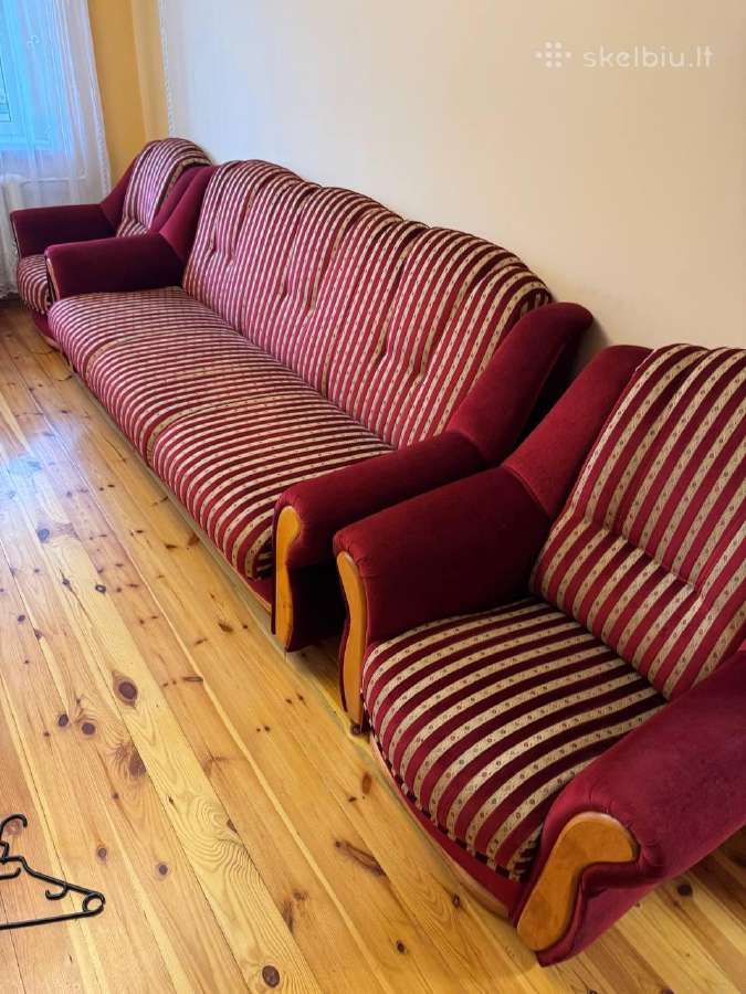 Pilnas komplektas: sofa, du foteliai ir pufas. Lab