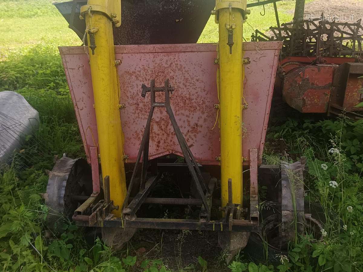 Įvairi žemės ūkio technika