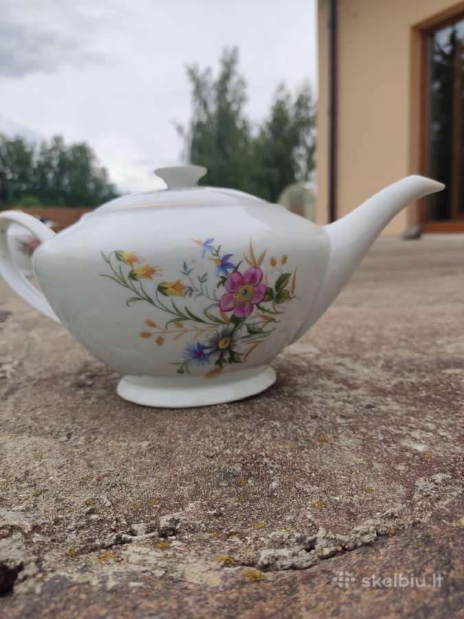 Arbatinukas su gėlių dekoracija