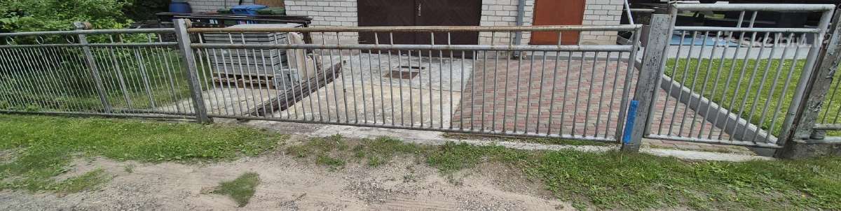 Metaline tvora su stumdomais vartais ir varteliais