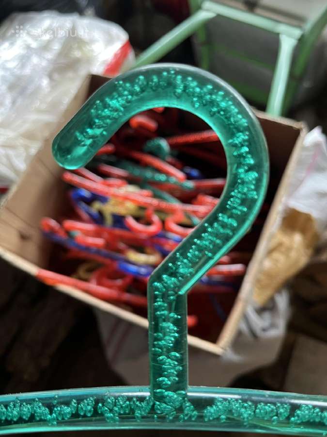 Parduodamos naudotos plastikinės pakabos - nuotraukos Nr. 5