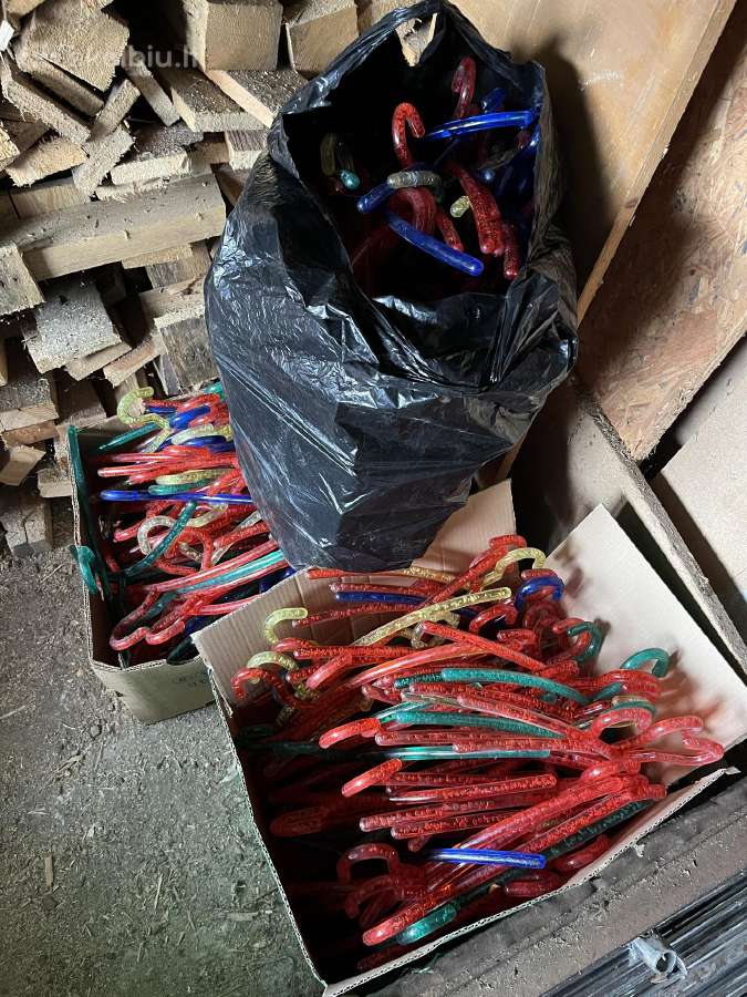 Parduodamos naudotos plastikinės pakabos - nuotraukos Nr. 6
