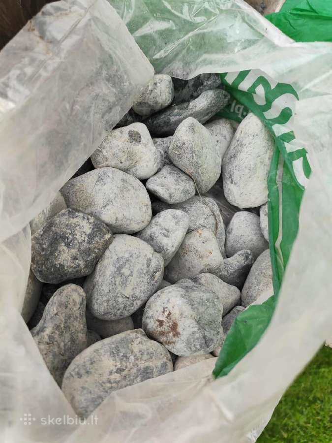 Baltai-pilki akmenys