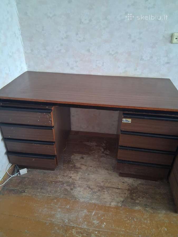 Dovanojamas stalas su stalčiais