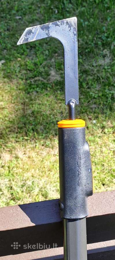 Žolės grandiklis tarp trinkelių Fiskars su kotu