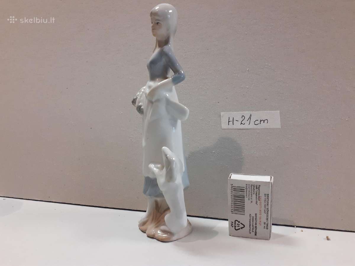 Porceliano mergaitė su šuniuku. H-21cm