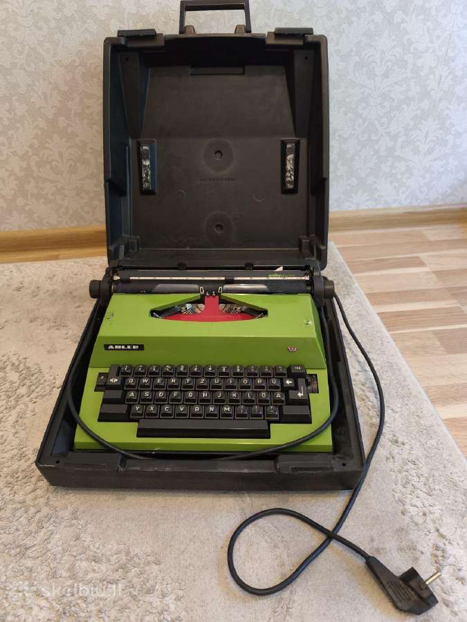 Retro elektrinė rašomoji mašinėlė Triumph-adler