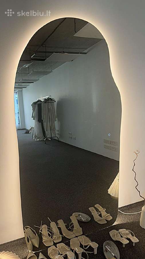 Asimetrinis veidrodis su LED apšvietimu
