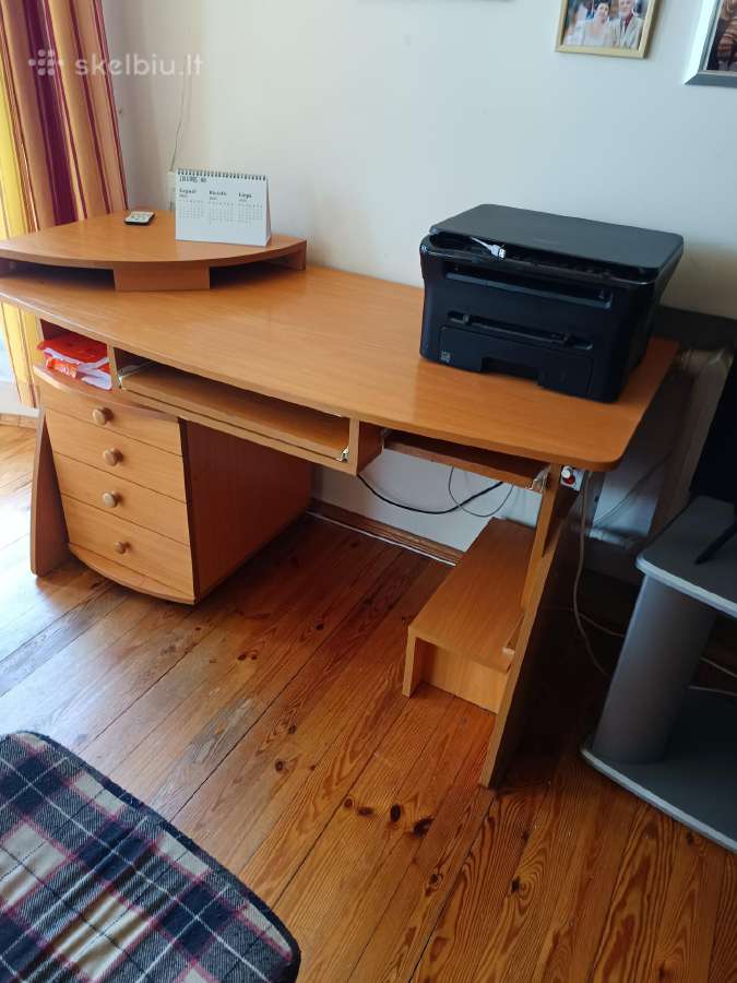 Stalas, kėdė, TV staliukas.