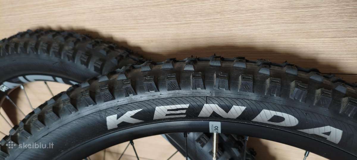 29' x 2.6 Kenda hellkat padangu komplektas