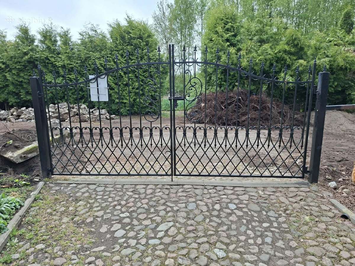 Parduodami naudoti kalvio darbo vartai.