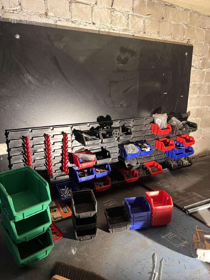 Plastikinės dėžės - garažo organizatorius