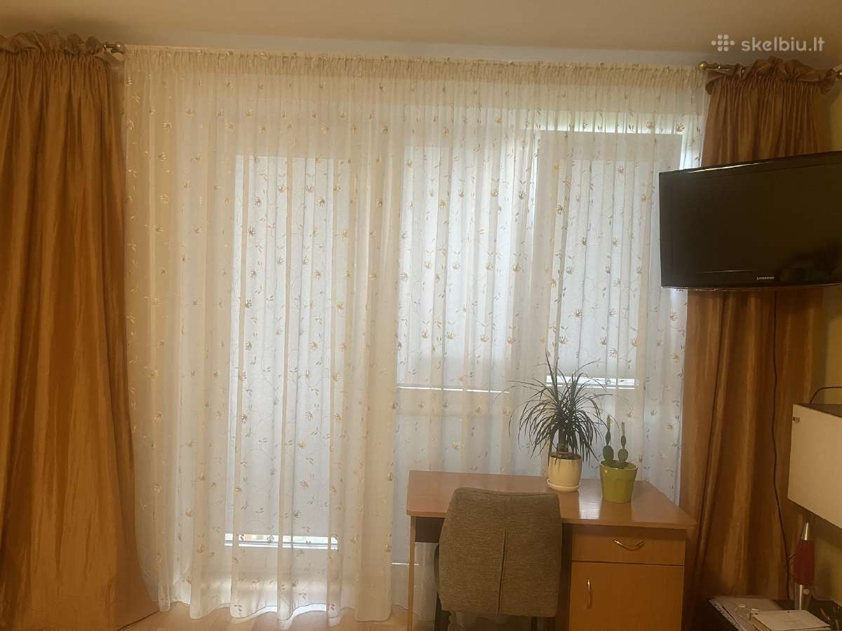 Užuolaidų komplektas ir lubinis šviestuvas