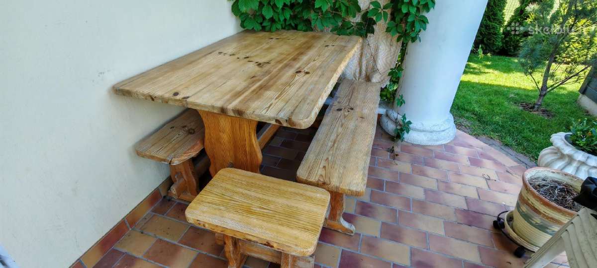 Masyvo stalas su suolais