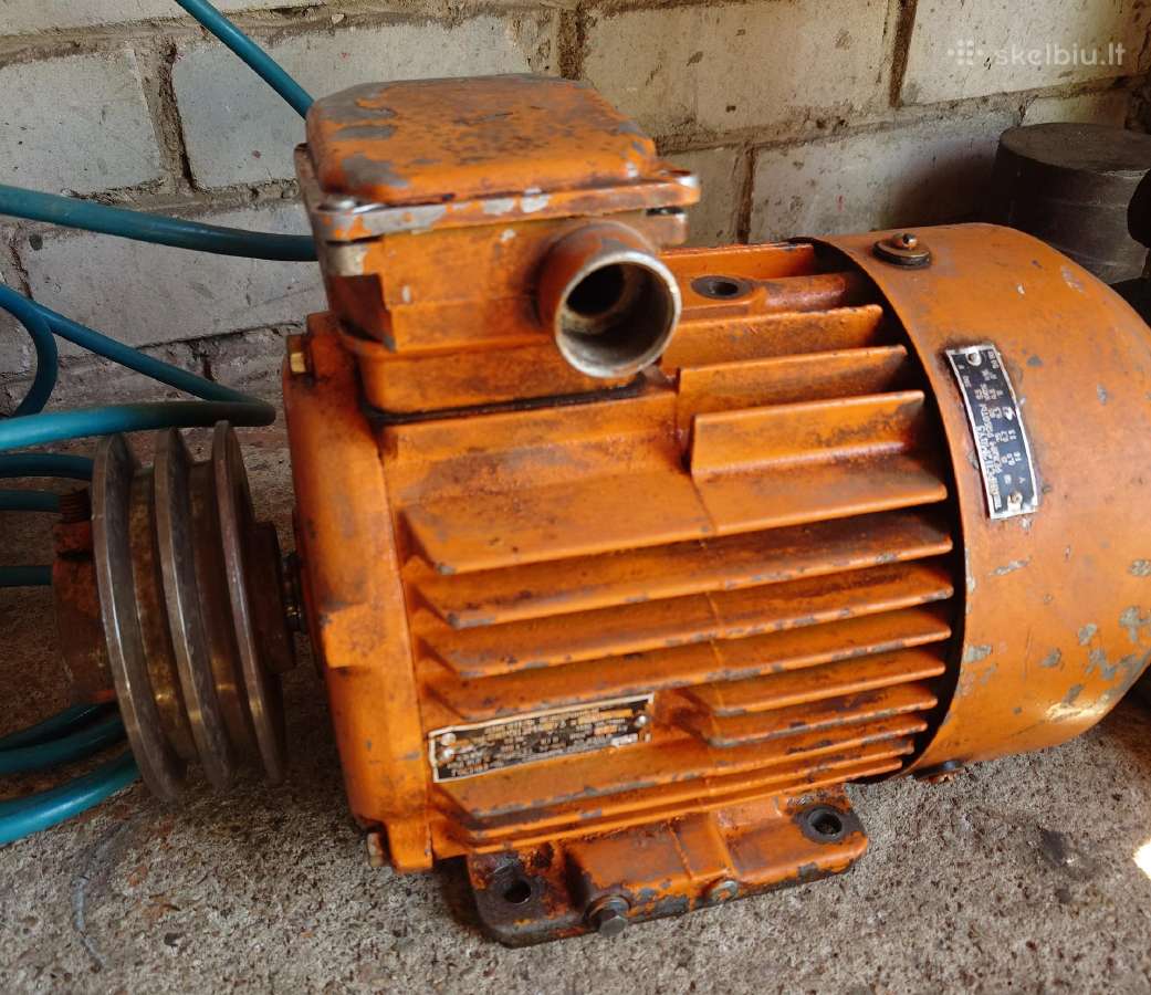 Elektros motoras 5,5 kw 1500 aps su skriemuliu