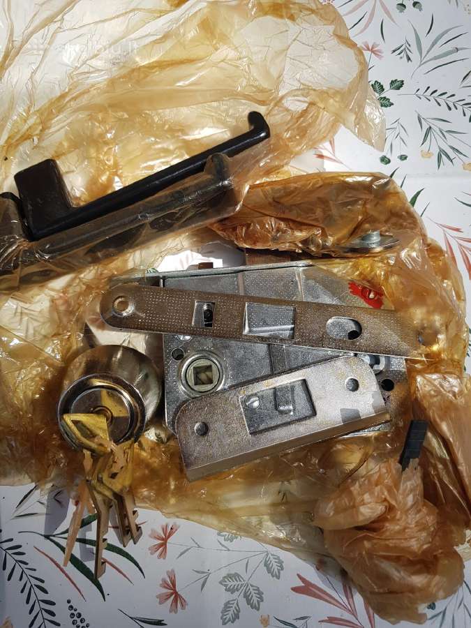 Didelio saugumo automatinė durų spyna.