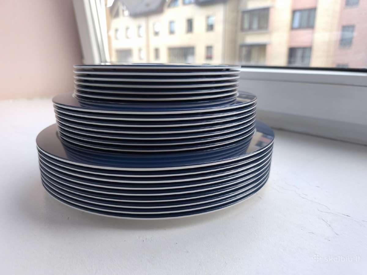 Įvairių Tupperware lėkščių rinkinys