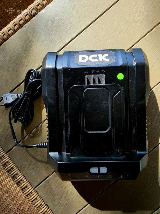 Dck akumuliatoriaus pakrovėjas 58v