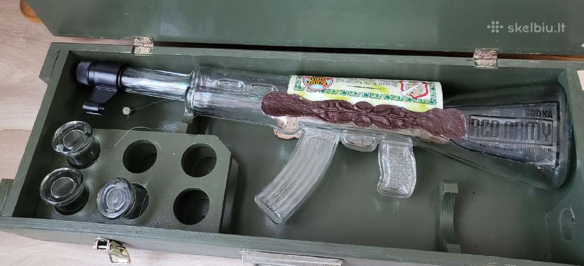Butelis-automatas „Red Army Kalashnikov“ su medine