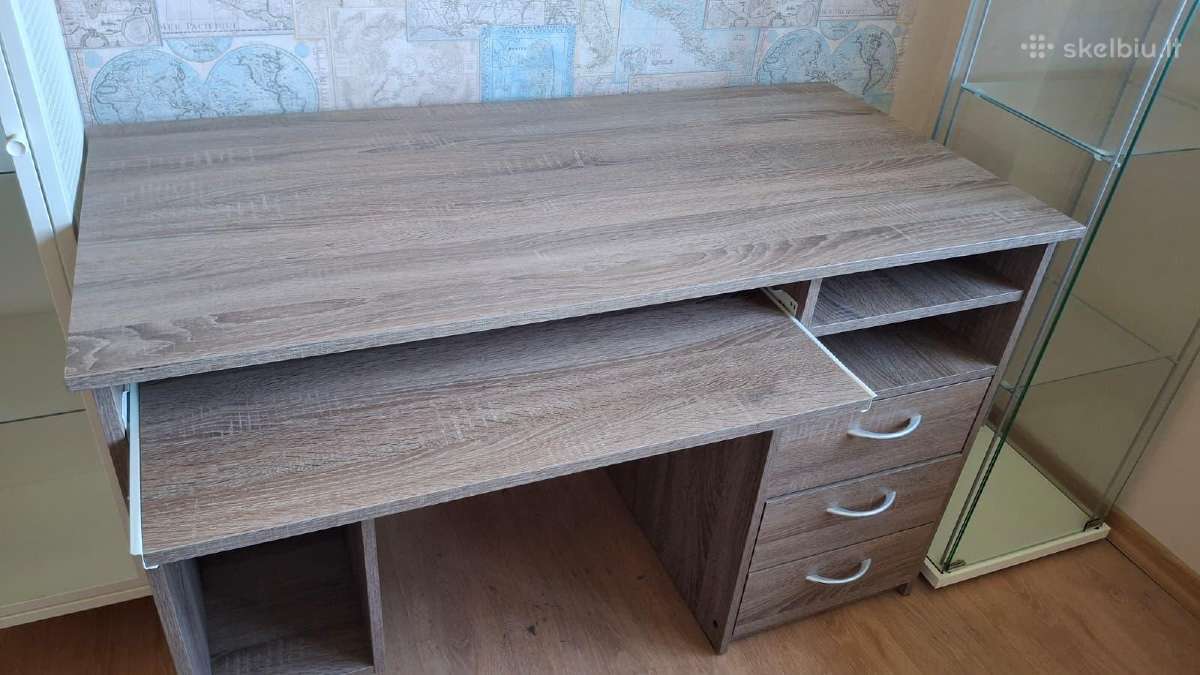 Tvarkingas, neapgadintas rašomasis stalas.