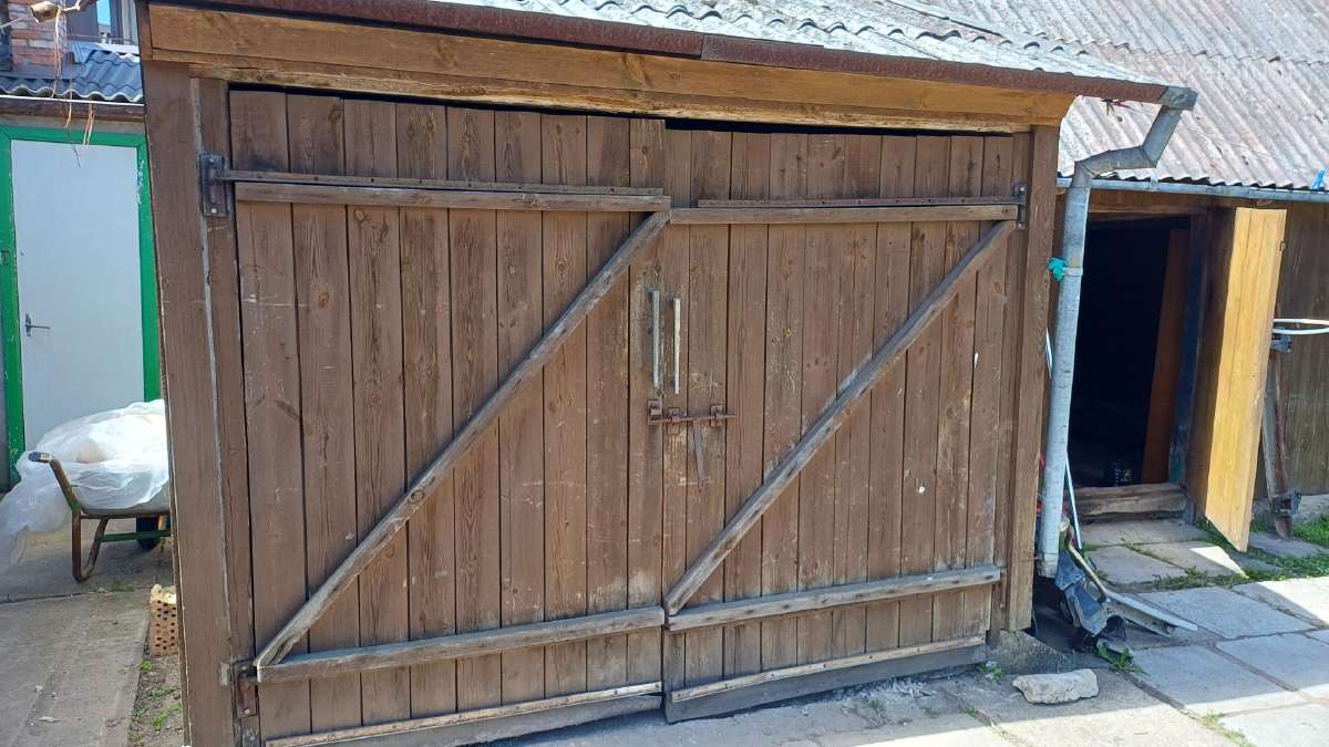 Vartai atidaromi mediniai