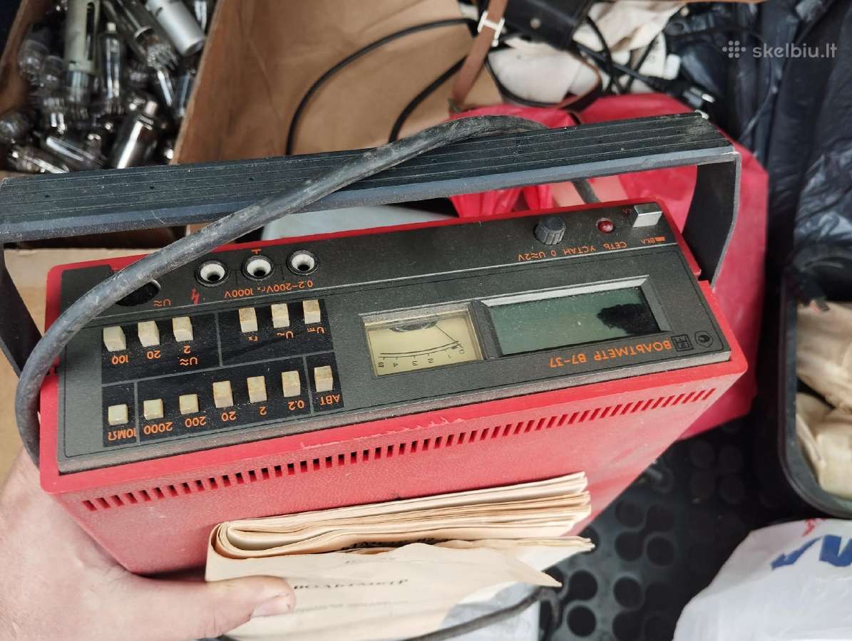 Tarybinis voltmetras V7-37 ir Radiotechnika.