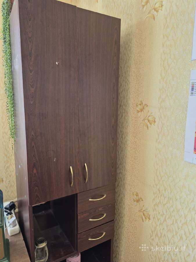 Atiduodama spintele skubiai