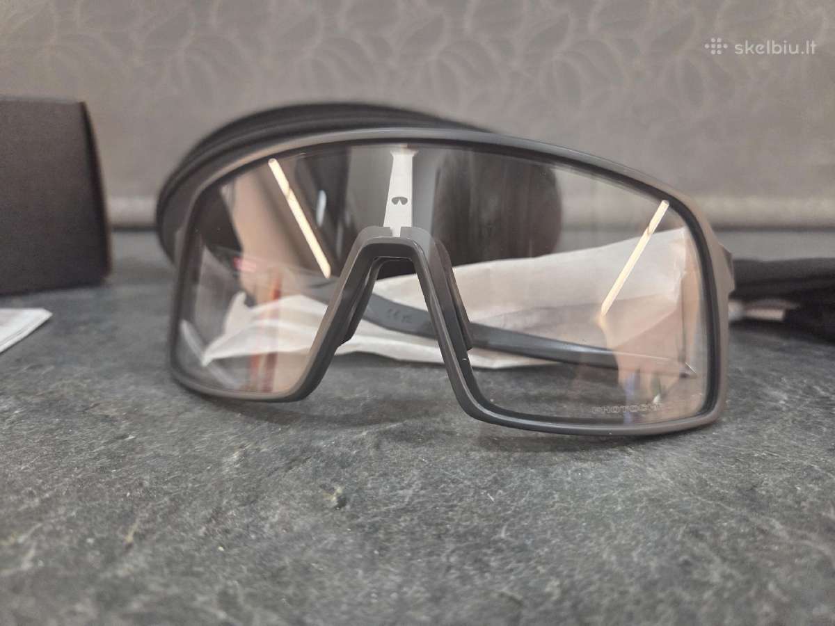 Oakley Sutro Photochromic akiniai