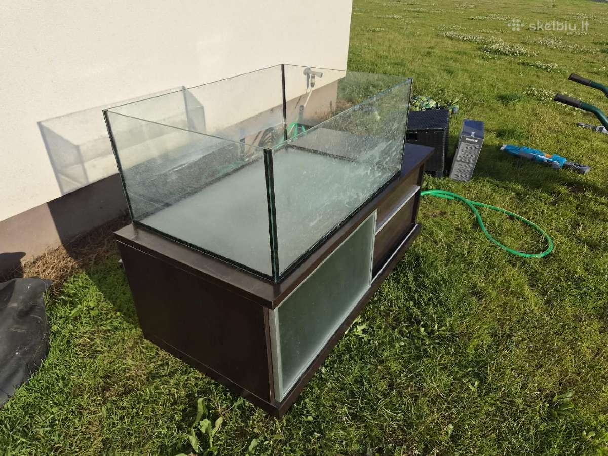 Akvariumas su spintele